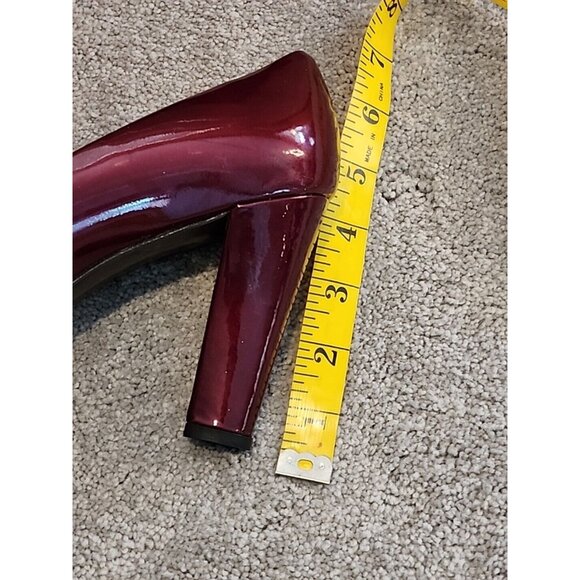 Stuart Weiztman Cranberry Red Patent Leather Studded Toe Heels Pumps Size 9 M - Picture 14 of 14